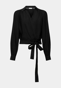 Blouse noire manches longues portefeuille avec col, poignets boutonnés et ceinture nouée à la taille, présentée sur un fond clair uni.