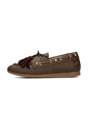 Mocasín plano marrón con tachuelas decorativas doradas, ojales y borlas rojas y negras en la parte delantera, mostrado de perfil.