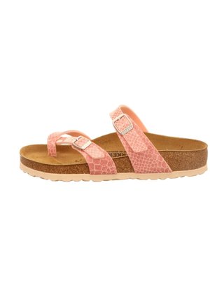 Roze gestructureerde sandaal met kurken voetbed, twee verstelbare riemen met zilverkleurige gespen en een teenlus op een lichte zool.