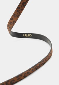 Cintura in fantasia leopardata in suede sintetico marrone con rivestimento nero. Presenta il logo dorato "LIU JO" e una texture liscia. Adattabile a diverse taglie.