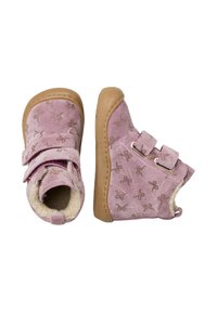 Stivaletti alla caviglia in suede rosa con motivo dorato, cinturini in velcro, interno in pelliccia sintetica e suola in gomma. Design con punta arrotondata.