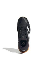 Zapatilla atlética negra con parte superior de malla, acentos blancos y suela de goma texturizada. Presenta cordones y un cuello acolchado para mayor comodidad.