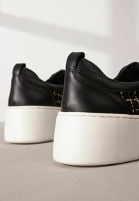 Next SIGNATURE FOREVER COMFORT® CHUNKY czarny melanż