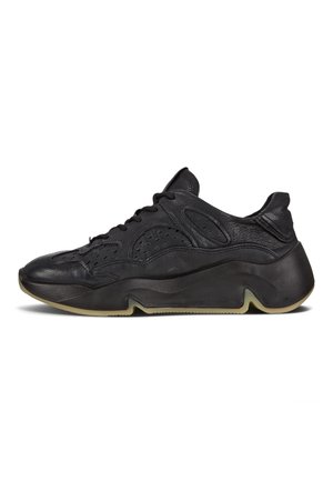 Czarny niski sneaker z zapięciem na sznurowadła, teksturowaną skórzaną cholewką, rzeźbioną grubą podeszwą i subtelnym perforowanym wzorem na bocznych panelach.