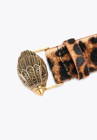 Cintura in pelliccia sintetica con stampa leopardo, caratterizzata da una pregiata fibbia a forma di testa d'aquila in tono oro, adornata da pietre scure e dettagli intricati delle piume.