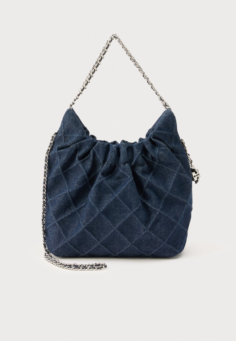 Τσάντα χειρός από σκουρό μπλε καπιτονέ ύφασμα με ρυτιδωτό επάνω μέρος και ασημένια αλυσίδα λουράκι στον ώμο, σε απλό φόντο.