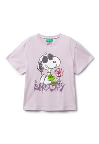 Světle fialové tričko s motivem Snoopyho v brýlích, Woodstockem, růžovou květinou a slovem "Snoopy" napsaným fialovým graffiti stylem.