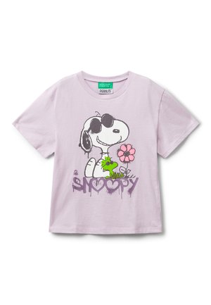 Lila T-Shirt mit Snoopy in Sonnenbrille, Woodstock, einer rosa Blume und dem Wort "Snoopy" in lila Graffiti-Schrift.