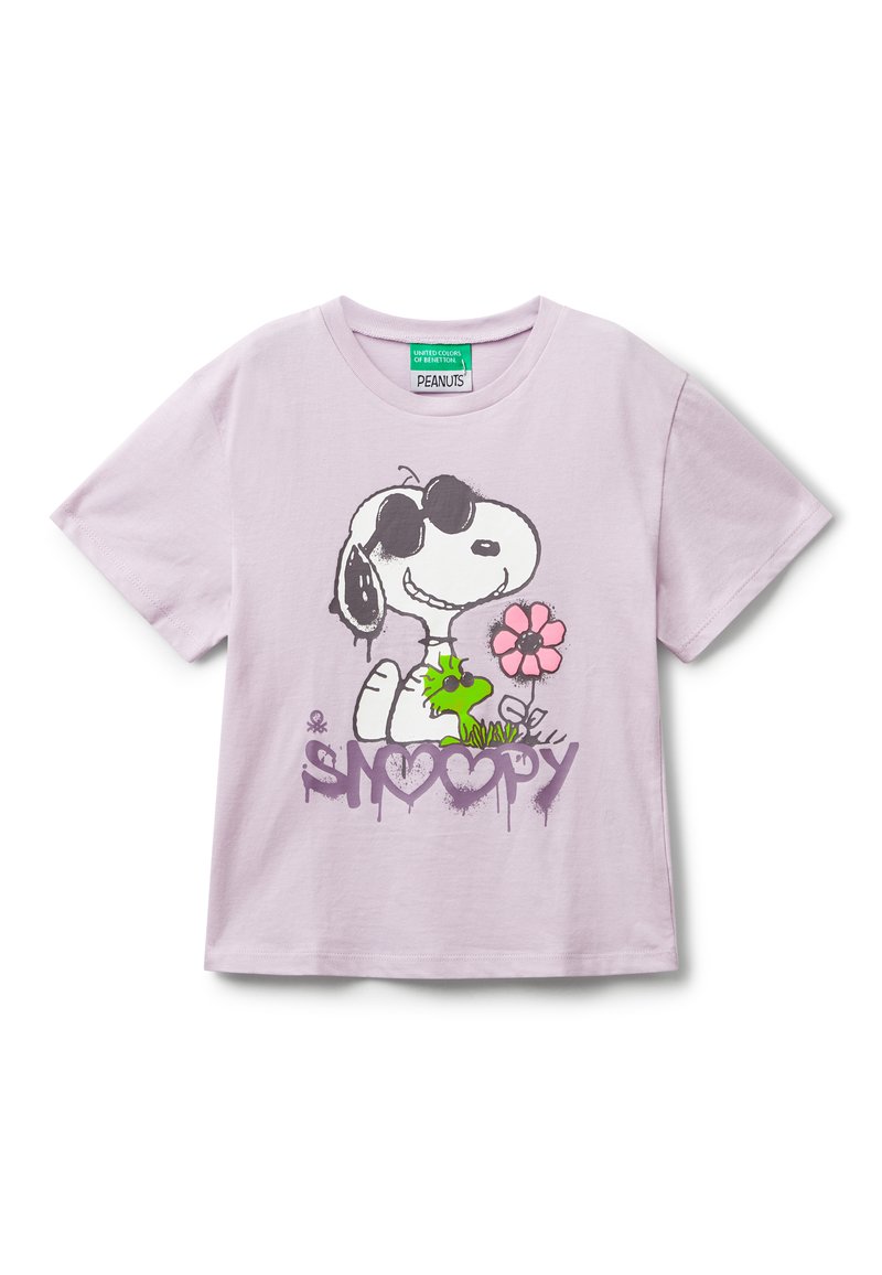 Světle fialové tričko s motivem Snoopyho v brýlích, Woodstockem, růžovou květinou a slovem "Snoopy" napsaným fialovým graffiti stylem.