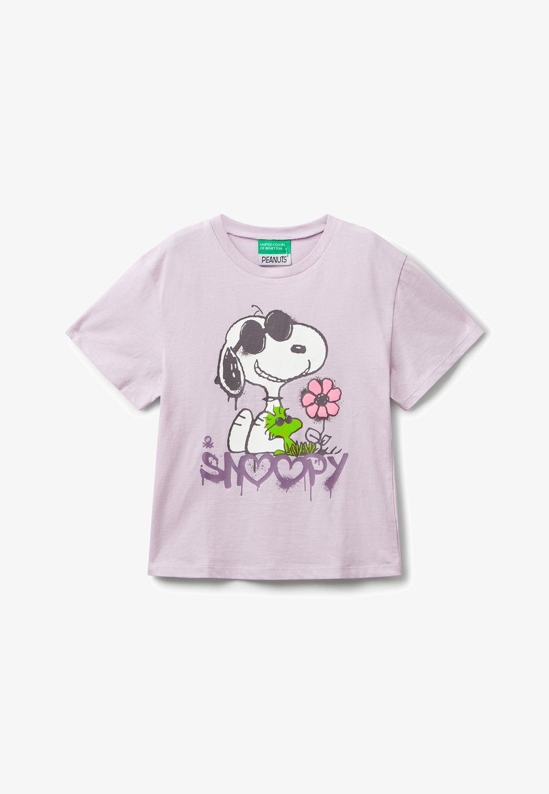 Světle fialové tričko s motivem Snoopyho v brýlích, Woodstockem, růžovou květinou a slovem "Snoopy" napsaným fialovým graffiti stylem.