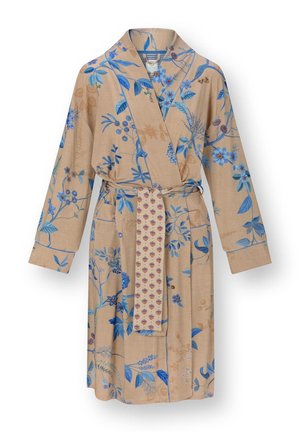 Beige bloemenbadjas met blauwe en paarse bloemen, lange mouwen, voorzakken, een bijpassende ceintuur met een contrasterend patroon en een sjaalkraag.