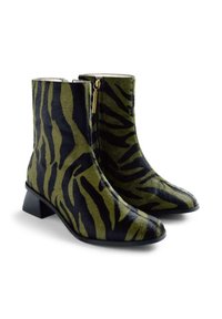 Botines con tacones cuadrados cortos, en verde oliva con rayas de cebra negras, cremallera lateral y acabado suave.