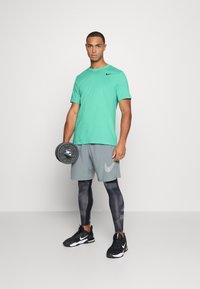 Nike Performance TEE CREW SOLID - T-shirt desportiva - light menta/black