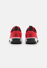 Nike Performance OMNI MULTI COURT UNISEX czerwony