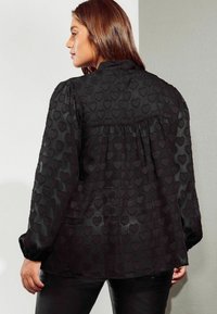 Friends Like These REGULAR FIT - CURVE TIE NECK PRINTED SHEER  - Bluse - black