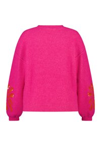 Fuchsia gebreide trui met een losse pasvorm en ronde halslijn. Heeft oranje, met pailletjes versierde bloemmotieven op de mouwen en geribbelde boorden.