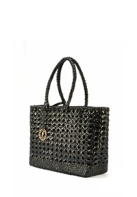 Czarna pleciona torba na ramię z podwójnymi warkoczowymi uchwytami, prostokątny kształt i złote akcenty. Wykonana z teksturowanego materiału.
