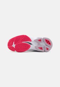 Hvit sportssko såle med teksturerte grå mønstre. Har dristige rosa detaljer og trekantede utskjæringer for bedre grep og fleksibilitet.