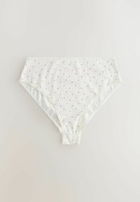 Witte katoenen slip met een hoge taille, voorzien van een klein rozengekleurd stippenpatroon en een zachte elastische tailleband. Glad van textuur, geen extra accenten.