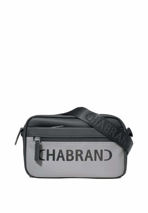 Bolso pequeño rectangular bandolera en negro y gris con bolsillo delantero con cremallera y correa negra ancha con el nombre de la marca impreso.