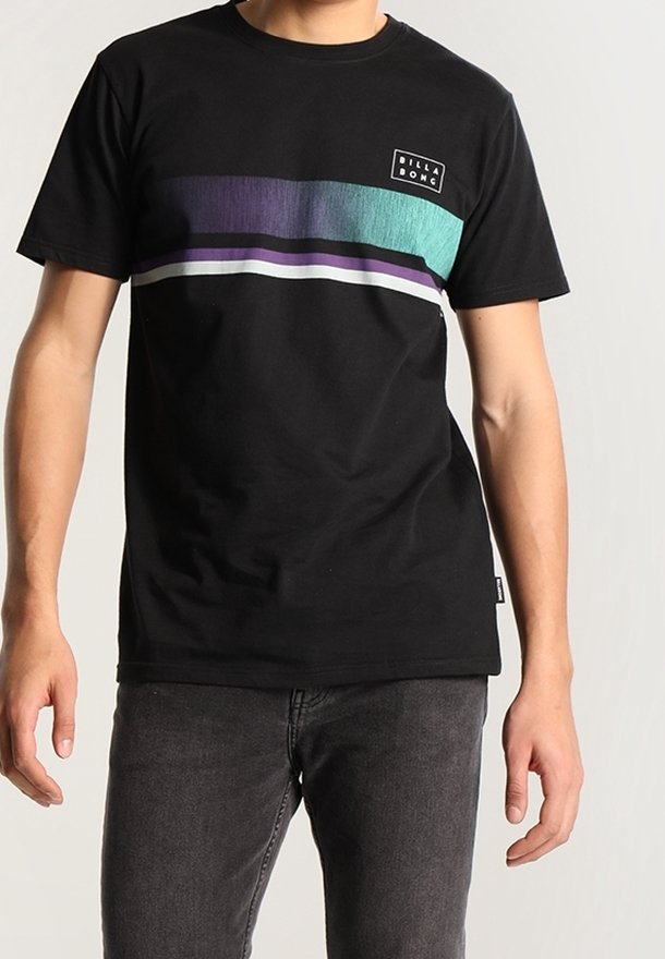 Svart T-shirt i bomull, med ett horisontellt flerfärgat rand i turkos, lila och vitt över bröstet, med en logotyp-patch.