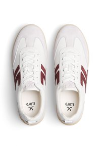 Białe sneakersy z burgundowymi zamszowymi paskami, z zapięciem na sznurówki, jasnoszare akcenty i gumowa podeszwa, z logo na wkładce.