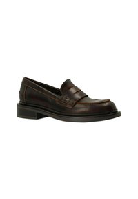 Bruine leren loafers met een lage, gestapelde hak, voorzien van een decoratieve band en subtiele stiksels, een gladde textuur en een ronde neus.