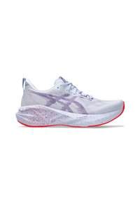 Chaussure de course légère en maille blanche avec des accents violets. Présente une semelle intermédiaire texturée et mouchetée ainsi qu'une semelle extérieure rouge vif.