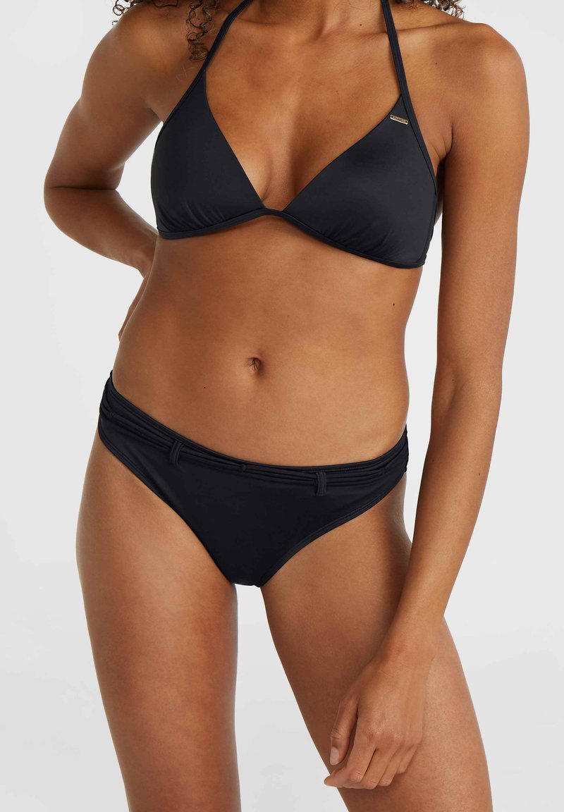 Svart bikini-set med en triangulär topp med halterneckband och en matchande högmidjad botten. Slät textur, minimala detaljer i hårdvara.