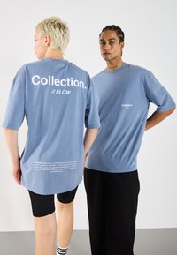 YOURTURN UNISEX - Nyomott mintás póló - washed country blue