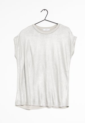 Jasnoszary krótki top z połyskującej tkaniny, z okrągłym dekoltem i luźnym krojem, z prążkowanymi wykończeniami na dole i przy dekolcie.