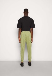 Nike Sportswear CLUB PANT  - Cargo trousers - alligator