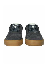 Zapatillas de ante gris con cordones azul marino, puntera redonda y suela de goma. Presenta un diseño minimalista con acentos cosidos.