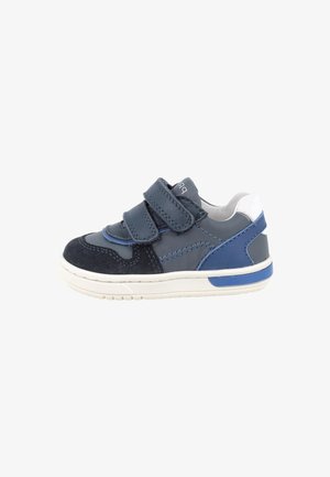 Scarpe da ginnastica per bambini caratterizzate da una combinazione di pelle e suede blu navy, con due strap a velcro, dettagli bianchi e una suola in gomma testurizzata.