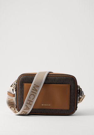 Borsa a tracolla in pelle marrone e tela monogram con logo dorato, accento beige a contrasto e tracolla in tessuto texture.