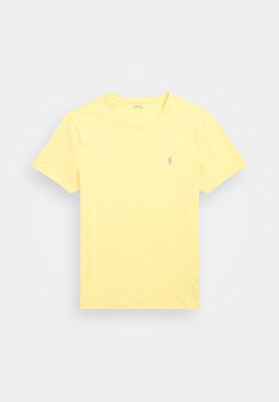 T-shirt gialla in cotone, con scollo rotondo, maniche corte e un piccolo logo blu sul lato sinistro del petto.