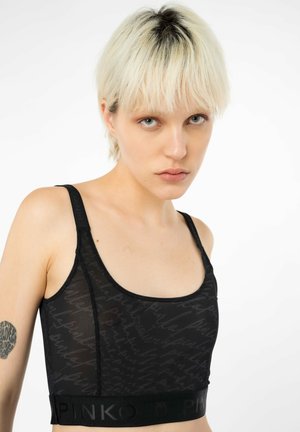 Top sportivo nero corto con design trasparente, caratterizzato da un motivo in scrittura ripetuto e una banda nera solida con l'etichetta "PINKO". Spalline regolabili.