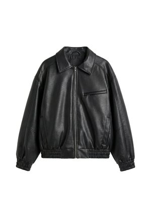 Veste noire en cuir synthétique avec fermeture éclair devant, col pointu, poignets et ourlet élastiques, et une poche poitrine zippée sur fond blanc.