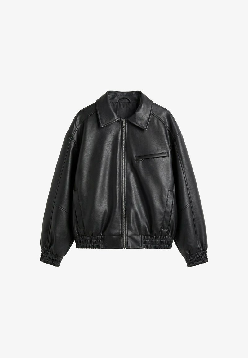 Veste noire en cuir synthétique avec fermeture éclair devant, col pointu, poignets et ourlet élastiques, et une poche poitrine zippée sur fond blanc.