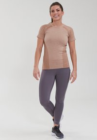 Endurance HALEN  SEAMLESS - Sports T-shirts - beaver fur