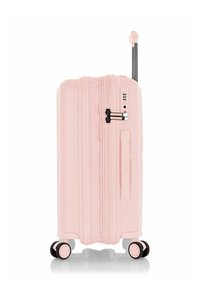 Maleta rígida en rosa pálido con superficie texturizada. Cuenta con cremalleras dobles, cerradura de combinación, asa telescópica y cuatro ruedas multidireccionales.