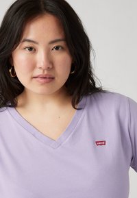 Levi's® Plus PERFECT VNECK TEE - Tricou cu imprimeu - heirloom lilac