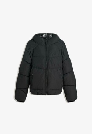 Giubbotto nero imbottito con cappuccio, caratterizzato da una chiusura con zip, polsini elasticizzati e una fodera interna liscia e lucida. Design trapuntato per un migliore isolamento.
