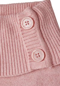 Tela de punto de color rosa claro con una textura acanalada, que presenta dos botones redondos de cuatro agujeros en la esquina superior izquierda.