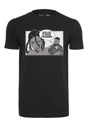 Schwarzes T-Shirt mit Comic-Stil Illustration einer verärgerten Frau und einem Mann, der Geld hält, Sprechblase mit dem Text „Ich liebe nur mein Bett und meine Mama, tut mir leid.“