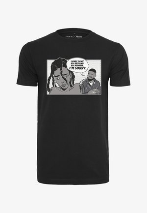 Schwarzes T-Shirt mit Comic-Stil Illustration einer verärgerten Frau und einem Mann, der Geld hält, Sprechblase mit dem Text „Ich liebe nur mein Bett und meine Mama, tut mir leid.“