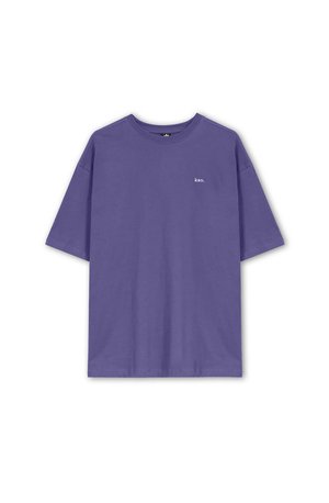 T-shirt en coton violet avec col rond et manches courtes, arborant un petit logo "kao." blanc sur la partie gauche de la poitrine.