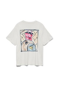 Λευκό T-shirt με πολύχρωμο γραφικό που απεικονίζει μια κούπα καφέ, μια φέτα κέικ σε πιάτο και μια ροζ τσάντα tote Παρίσι 1970 σε πλακιδωτό τραπέζι.