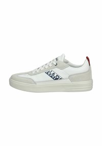Witte sneaker met suède accenten, voorzien van een blauw logo aan de zijkant, platte veters en een rode detail op de hiel. Rubberen zool.