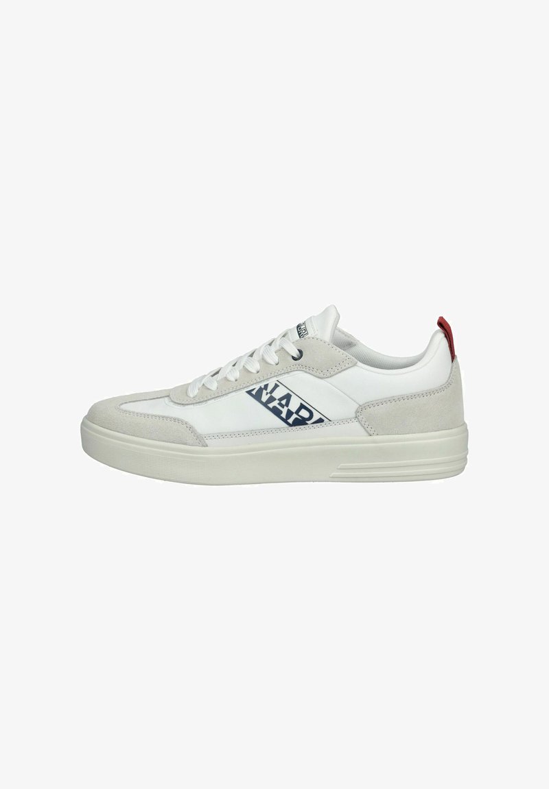 Sneaker blanche avec des accents en daim, présentant un logo bleu sur le côté, des lacets plats et un détail rouge à l'arrière. Semelle en caoutchouc.